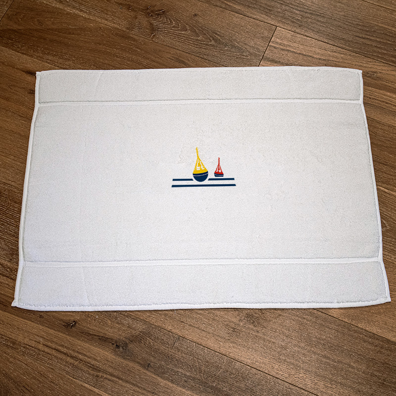 Seaside beacon bath mat - White