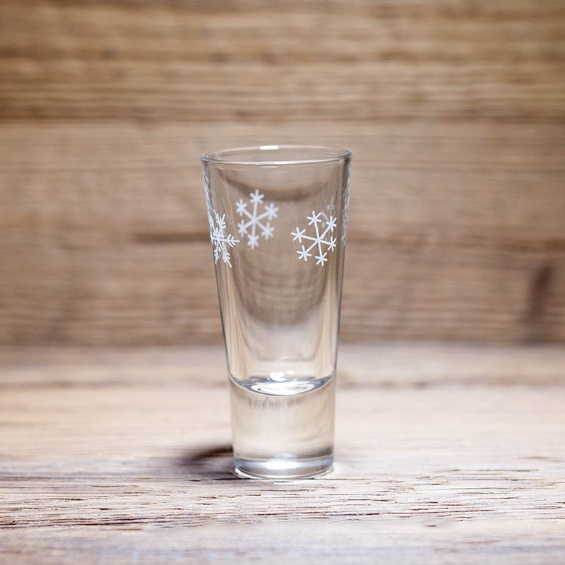 Shot glasses with white snowflakes (pack of 6)