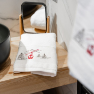 White guest towels with red cable car (pack of 3)